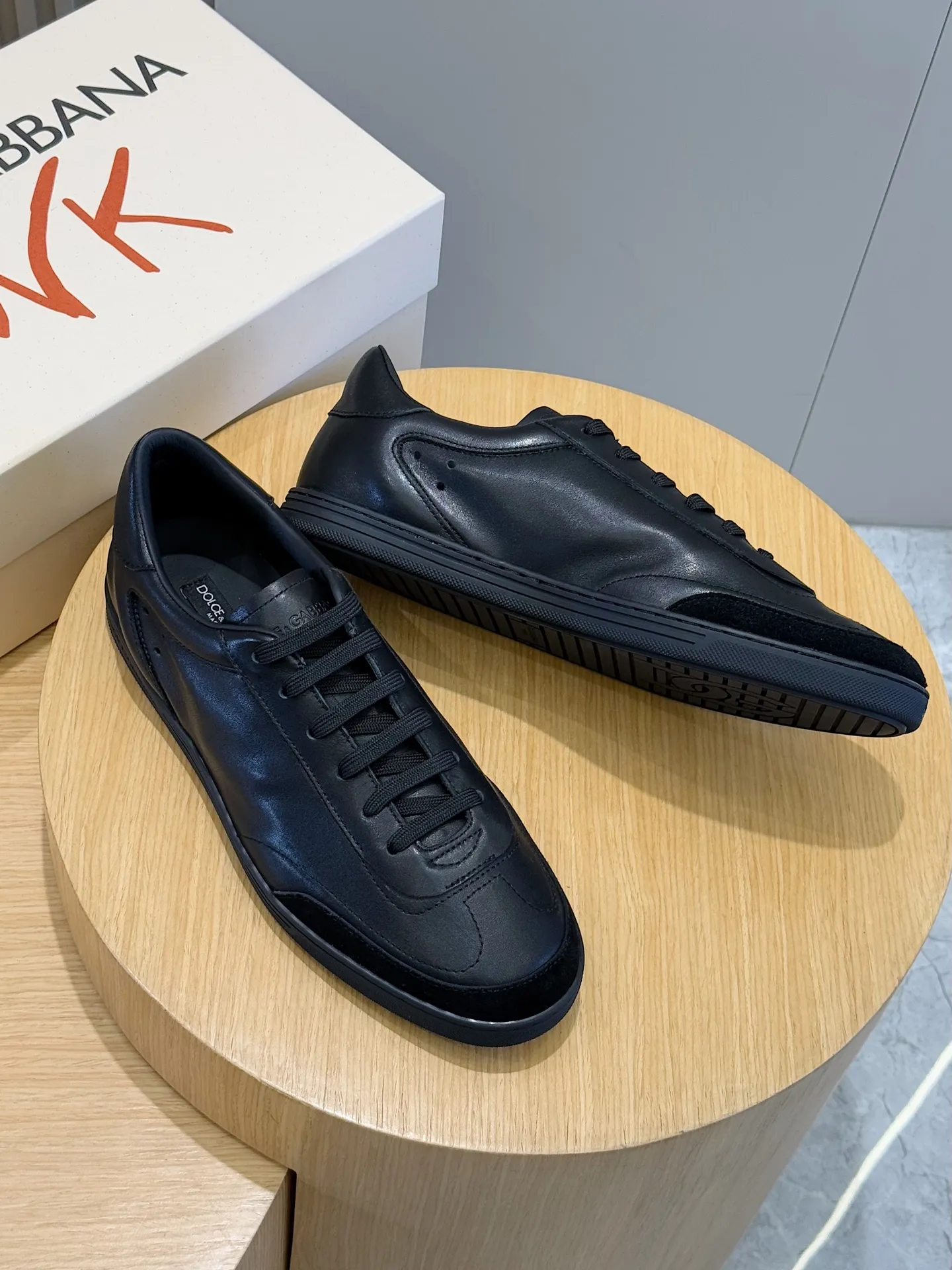 Men's Men's Shoes💰400 [New Style]🐏🐏DG men's calfskin sneakers Portofino Yacht shoes, simple and versatile design, unique saddle leather soles. The Dolce &G logo rear wing is the icing on the cake. Imported cowhide + rubber outsole Size: 39-44 (customized at 38.45)